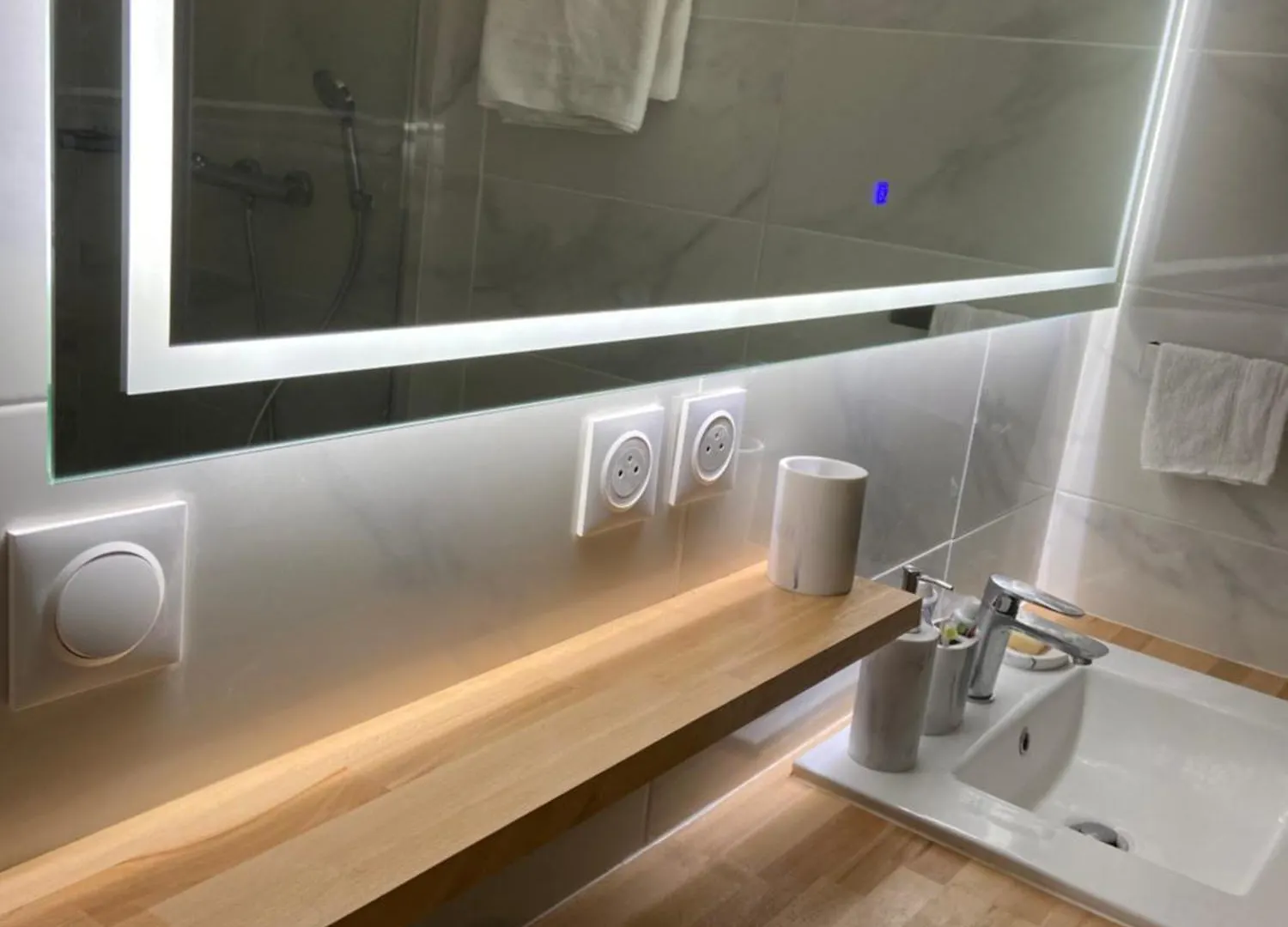 Neuf A Louer, Sacre Coeur Apartment